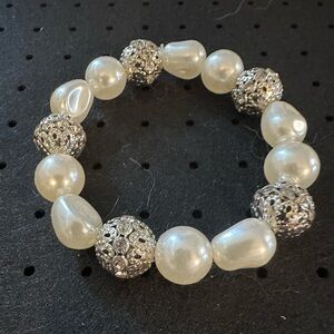 Elegant Pearl and Silver Filigree Stretch Bracelet - White
